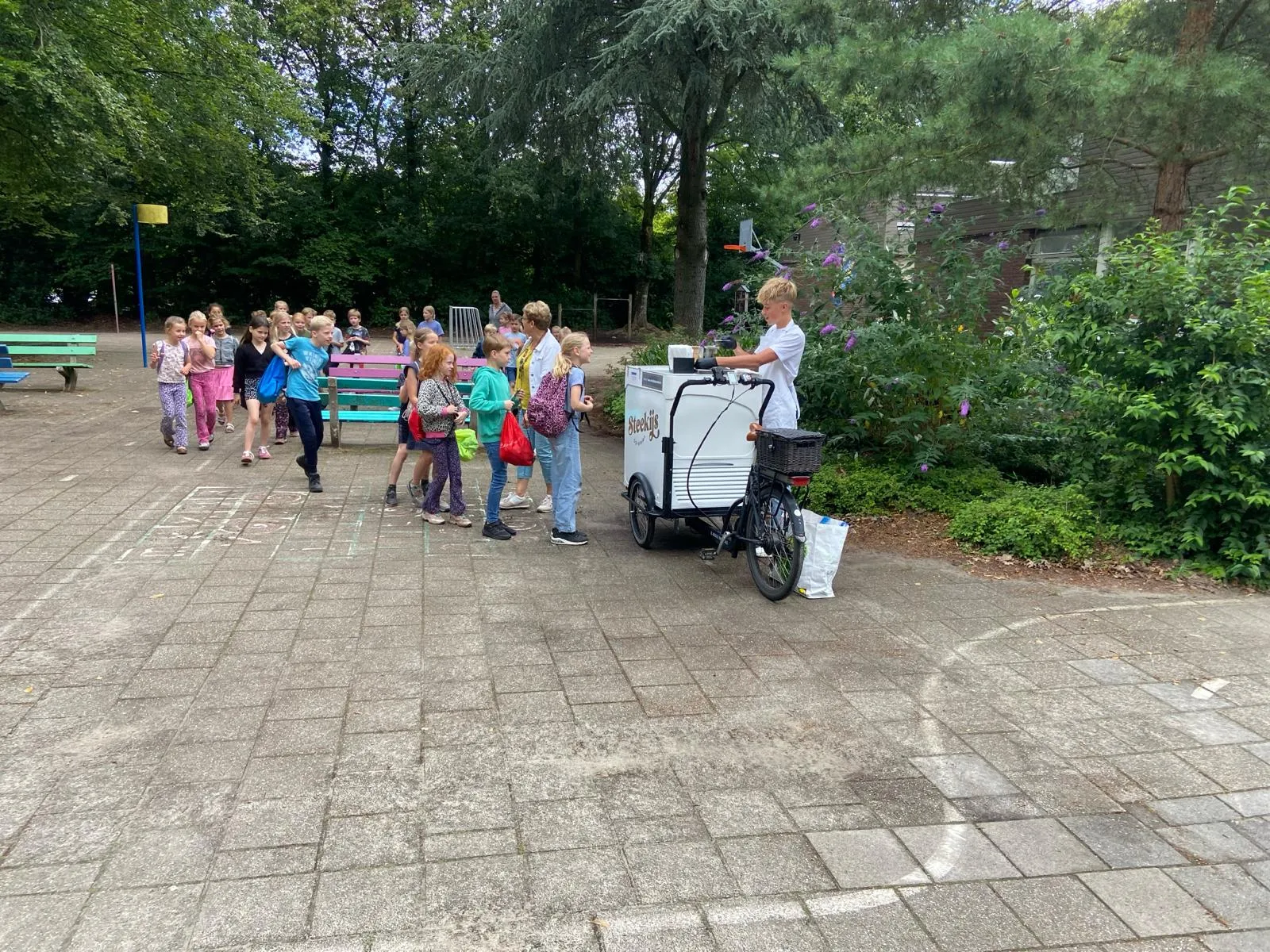 Mobiele ijskar huren van Steekijs op Wielen op een school in Noord-Nederland.