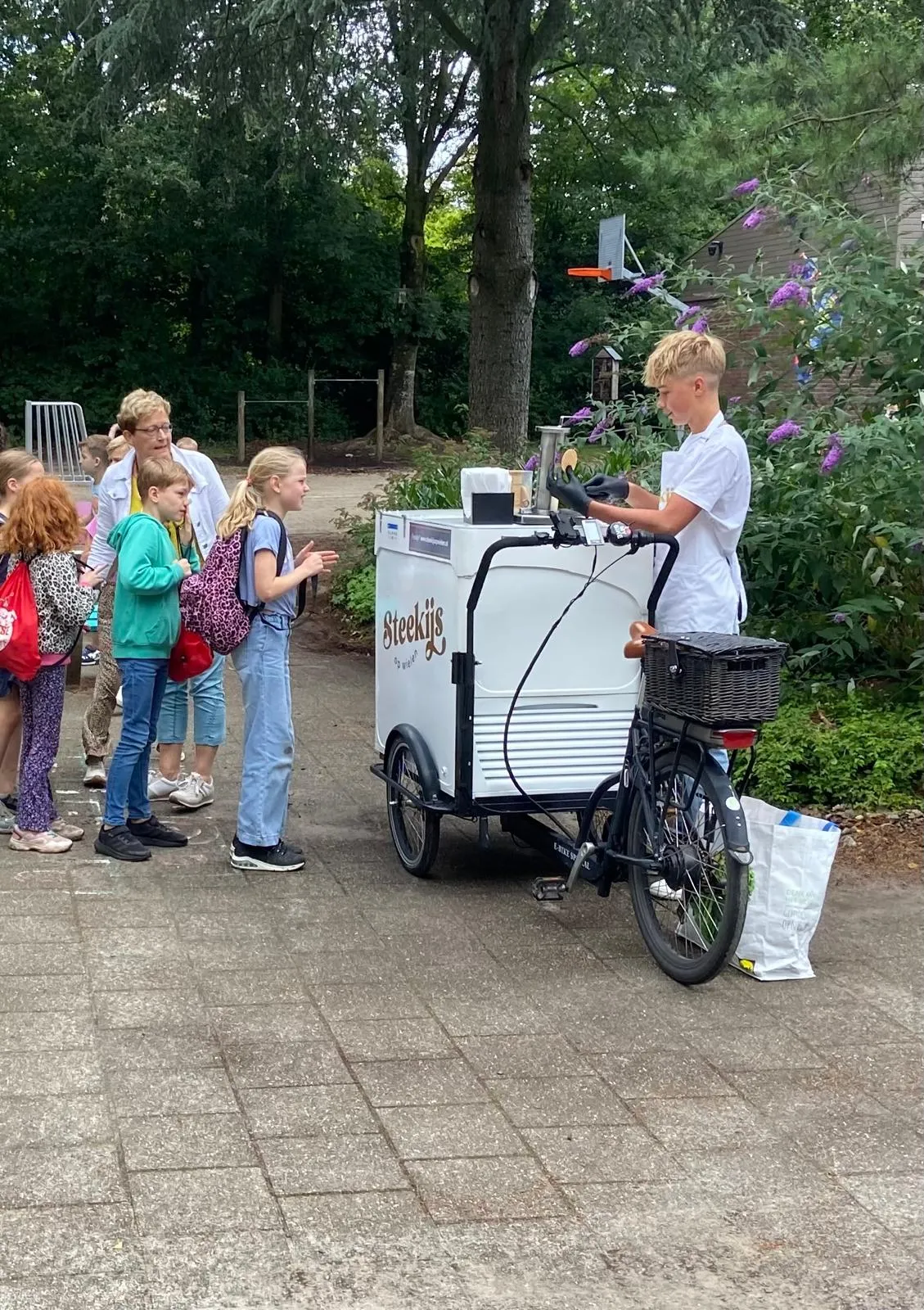 Steekijs uitdelen op schoolplein Groningen – ijskar huren Noord-Nederland