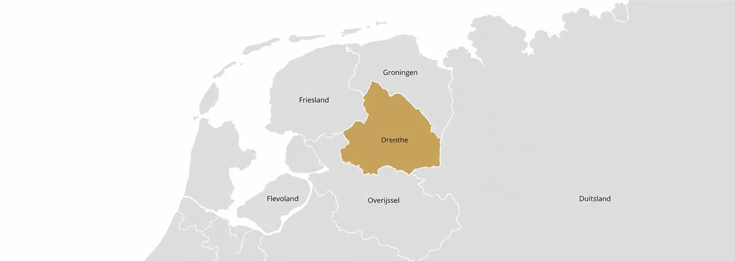 Kaart van de provincie drenthe in Nederland, weergegeven in goudbruin met omliggende provincies en Duitsland in grijs.